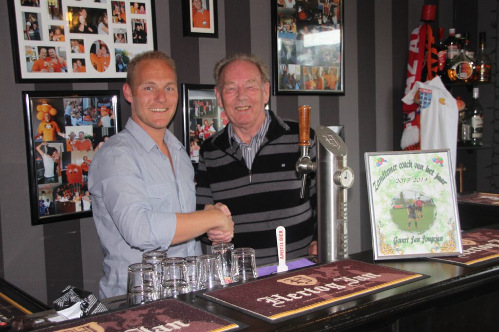 Gerard Schagen feliciteert Govert-Jan Jongejan met zijn titel