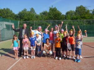 Het was een feestelijke ochtend op de tennisbanen in 't Zand, met als stralend middelpunt Mariette Nierop.