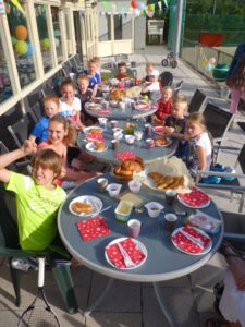 De jeugd van t.v. 't Zand genoot van een heerlijk ontbijtje.