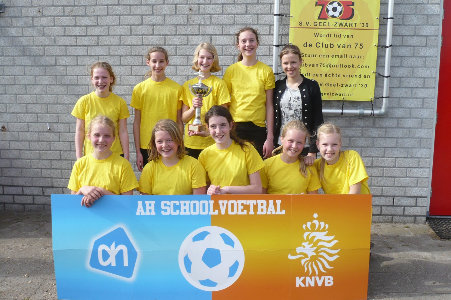 Op de foto het winnende meisjesteam van Sint Jozefschool