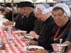 Tussen de sterke verhalen en leuke anekdotes door worden de verschillende gangen van het diner opgediend. Foto: aangeleverd