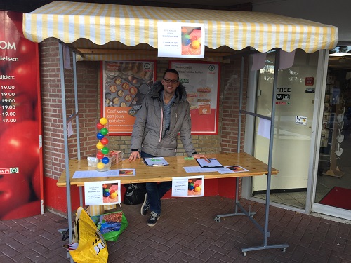 Jeffrey Bleijendaal verkoopt ballen voor de Spar